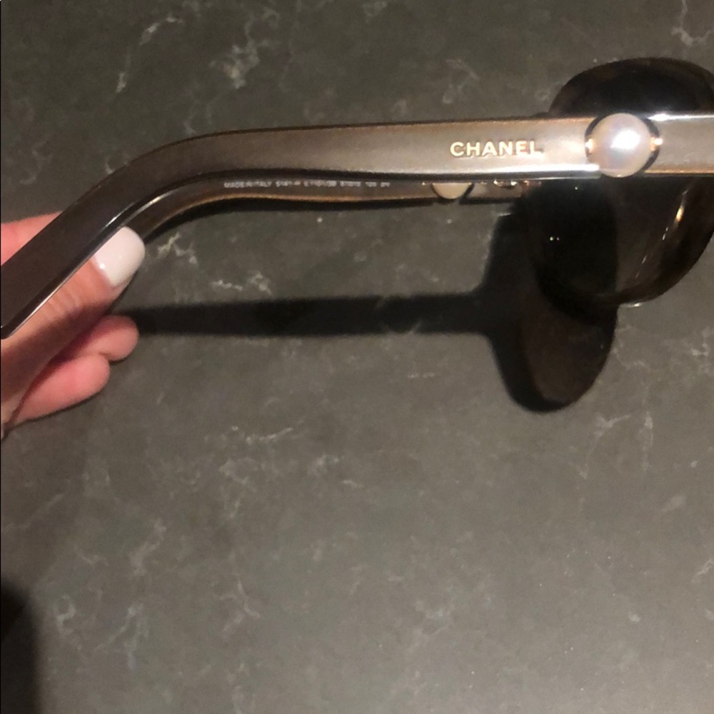 Authentic Chanel SUNGLASSES - Collection Perle
